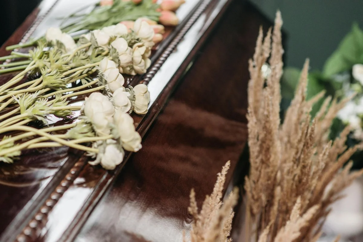 Sicriu model economic – pachet funerar domiciliu de bază